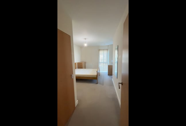 1 room share in a 3 bed flat in Gants Hill  Main Photo