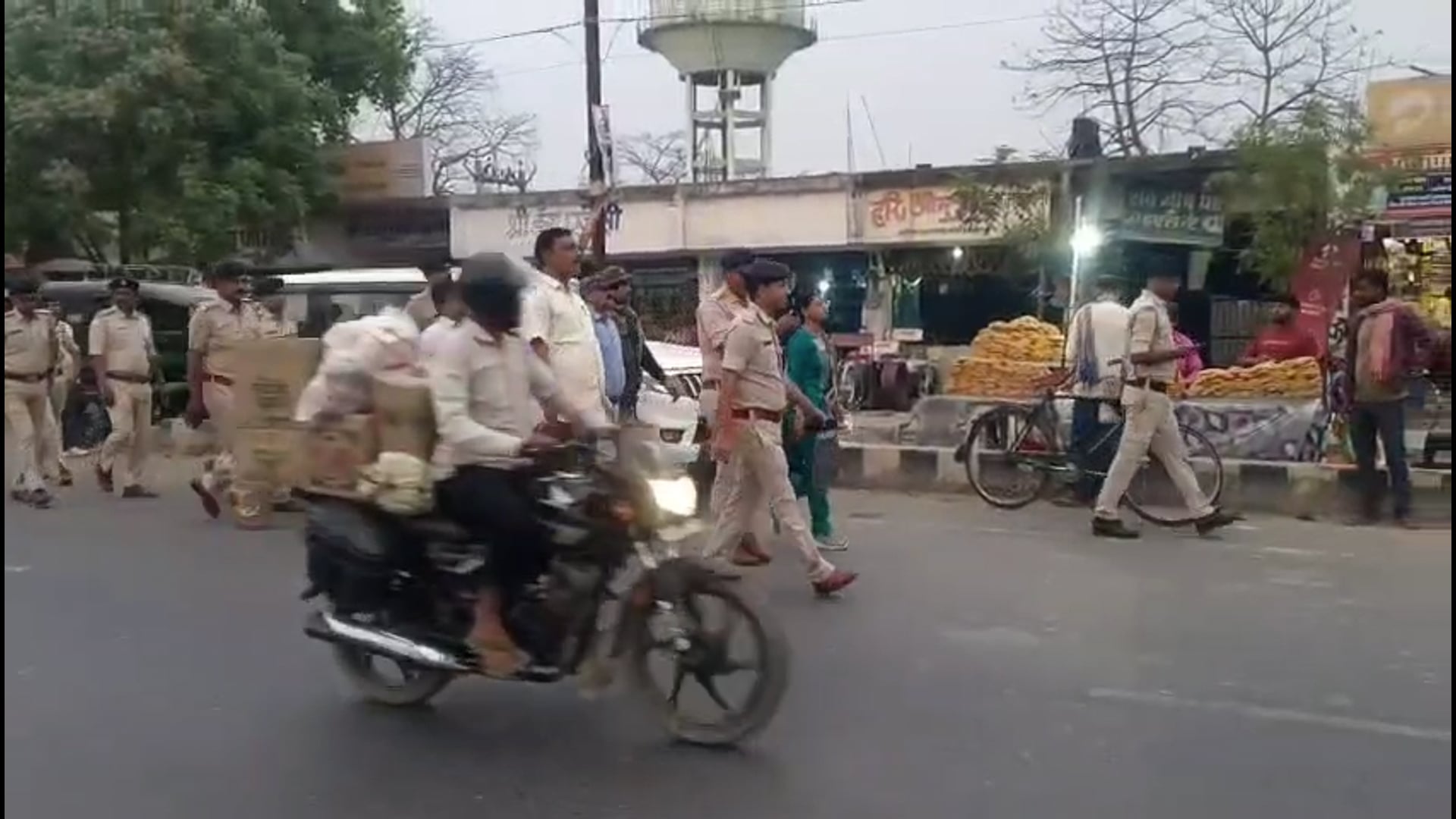 ईद पर्व पर पुलिस ने निकाला फ्लैग मार्च।