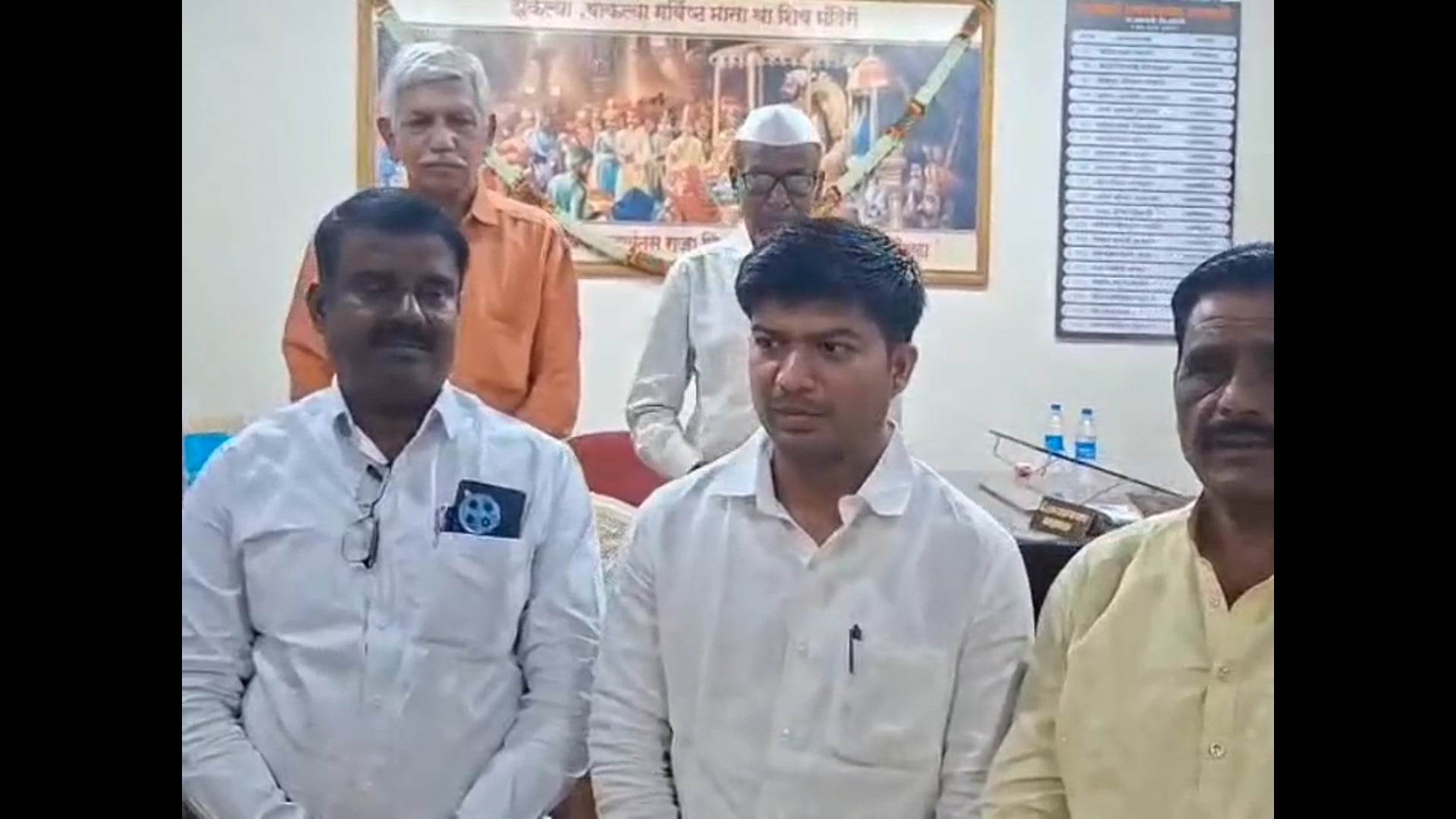 वेळोवेळी केलेले अर्ज तात्काळ निकाली काढण्याचं आश्वासन मुख्याधिकारी वैभव हजारे