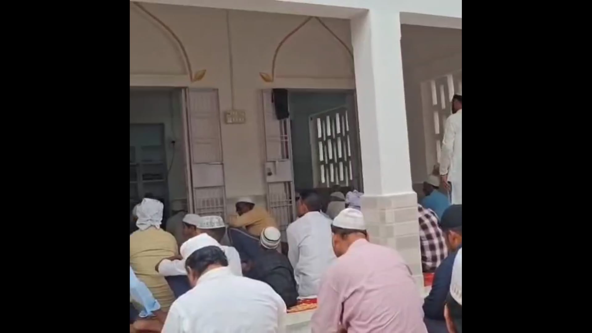 अलविदा जुमा पर बगहा में उमड़ा आस्था का सैलाब, हजारों सिर सजदे में—ईद की तैयारियां तेज