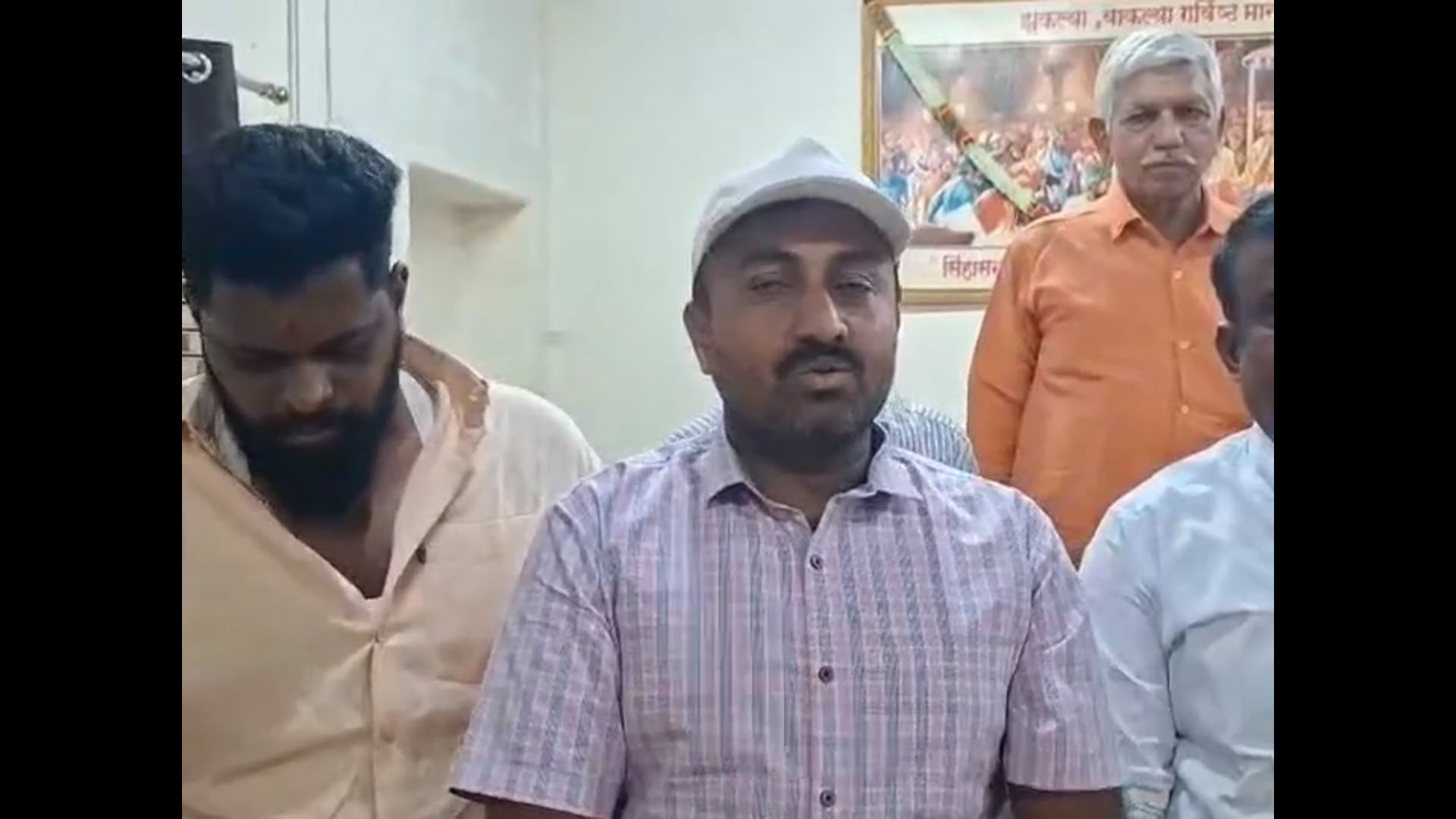 नगराध्यक्ष मुख्याधिकारी यांच्या सोबत झालेल्या चर्चेनंतर महेश कुमार पाटील यांचं तात्पुरतं आंदोलन स्थगित 