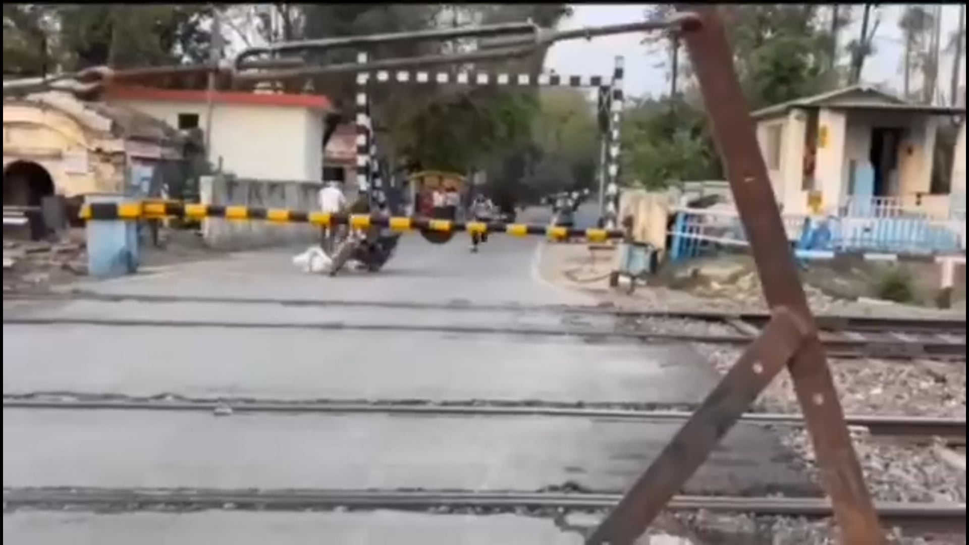 शाहजहांपुर। सदर बाजार क्षेत्र स्थित मोक्षधाम रेलवे क्रॉसिंग पर एक नाबालिग का जानलेवा स्टंट सामने आया है। बंद रेलवे फाटक के नीचे से स्केटिंग करते हुए पटरी पार करने का वीडियो सोशल मीडिया पर वायरल होने के बाद राजकीय रेलवे पुलिस (जीआरपी) हरकत में आ गई। मामले में नाबालिग के पिता को थाने बुलाकर सख्त हिदायत दी गई है।