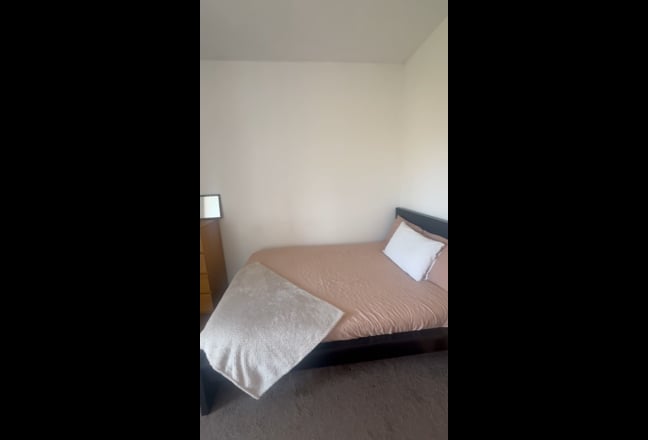 Double room available in spacious Townhouse Main Photo