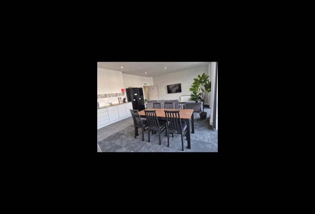 Ocean F1 En-Suite Living/City Center Professionals Main Photo