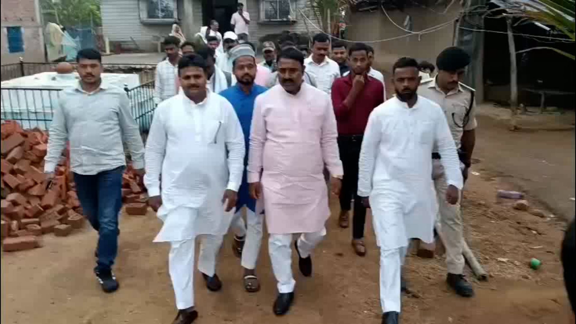 हर्षोल्लास के साथ मनाई गई ईद, विधायक मनोज यादव ने दी बधाई, गले मिलकर दी शुभकामनाएं, भाईचारे और अमन-शांती का दिया संदेश 