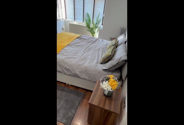 Large Airy Double Room with Private Bathroom Main Photo