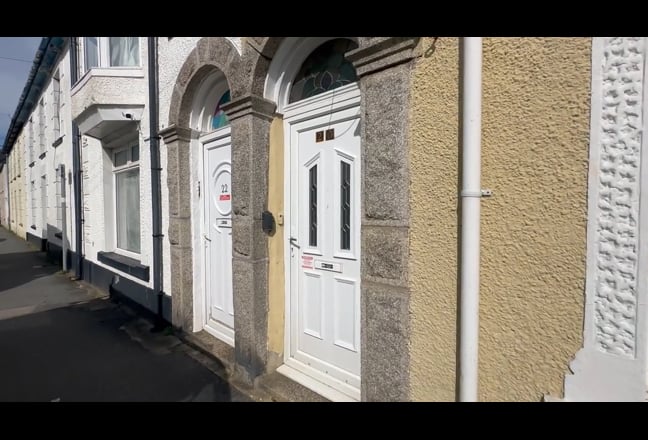 Central Camborne. Large light double bedroom. Main Photo