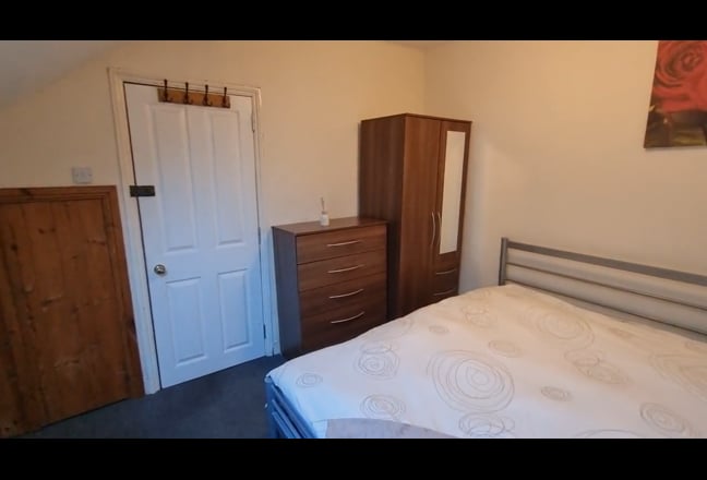 Comfy spacious double room in the eaves Main Photo