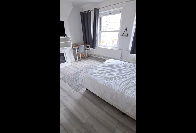 🏡 Master Room E1 – Available from May 📅 Main Photo