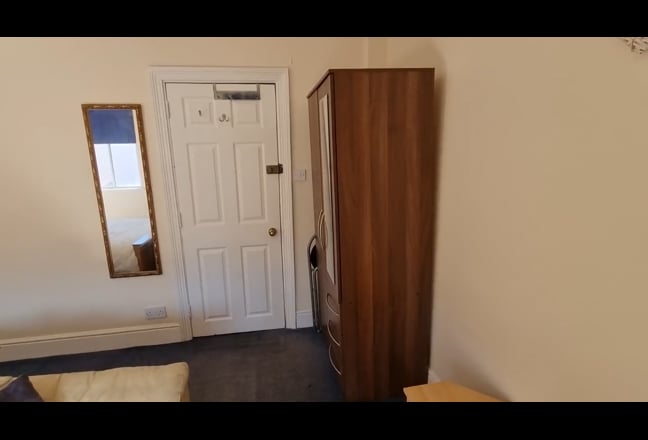 A stone's throw from Northampton General Hospital, Main Photo