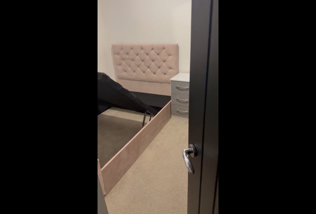 1 small double room with own bathroom available  Main Photo