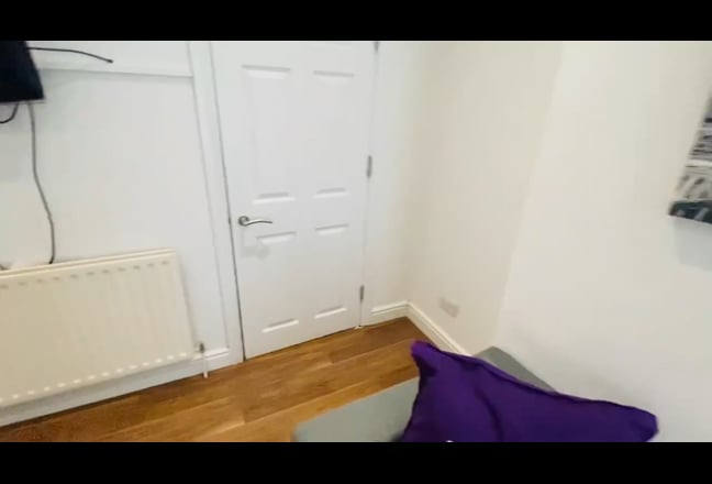 Rooms in lovely 5 bed-student/post-grad/young prof Main Photo