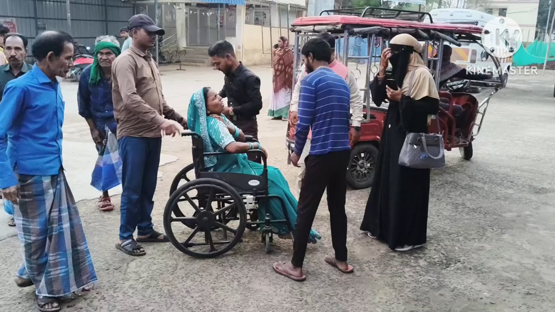 भरको के पास ऑटो पलटने से चार घायल, दो की स्थिति गंभीर।