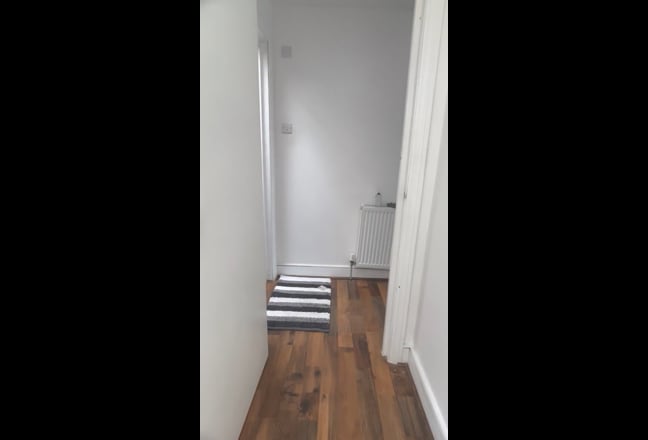 2 large double rooms ensuite, 5 mins from station Main Photo