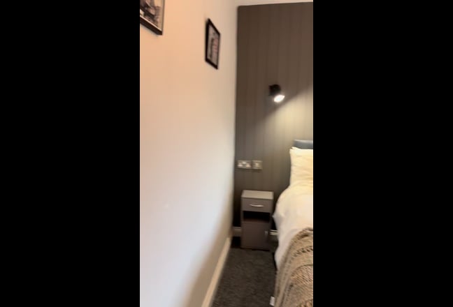 Premium Ensuite Room in Central JQ Townhouse Main Photo