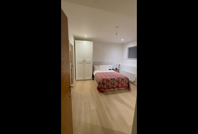 En-Suite Double Room Available in Kilburn Main Photo