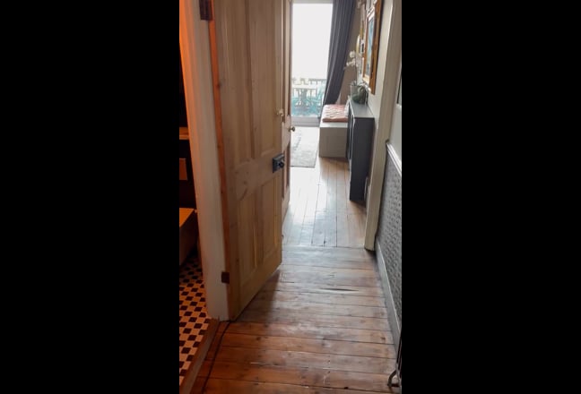 Private & Stylish Room with Own Balcony Area Main Photo