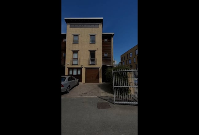 == 4 Double Bed 2 Bath Townhouse Nr DLR === Main Photo