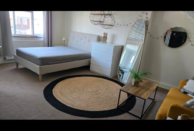  Large room with ensuit  Main Photo