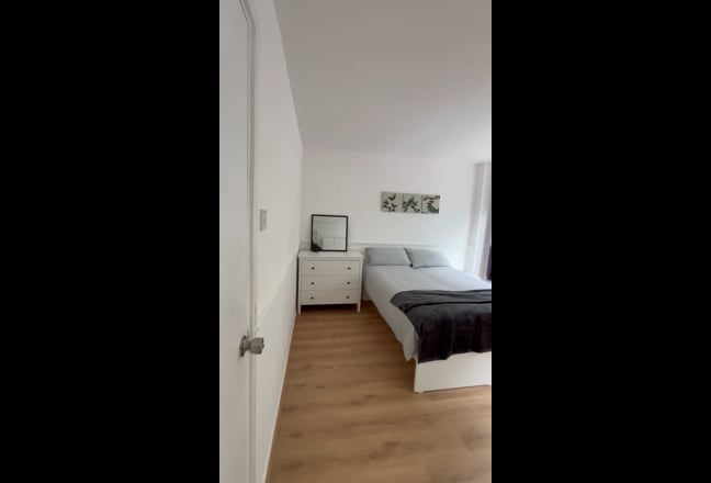 Newly Refurbished Rooms in E3 | 3 mins to Mile End Main Photo