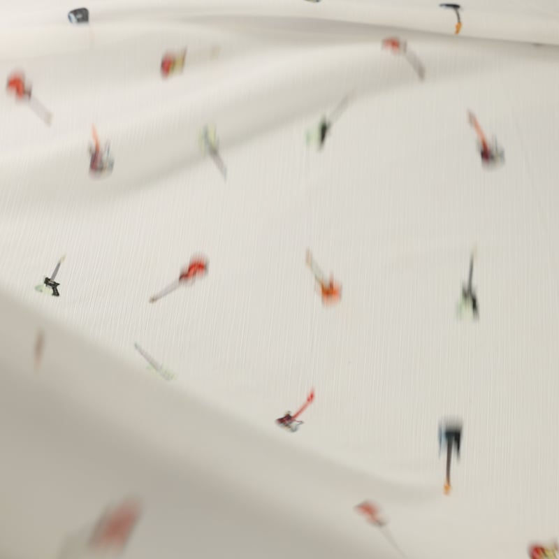 Vidéo: Mousseline crinkle – Guitares multicolores fond blanc