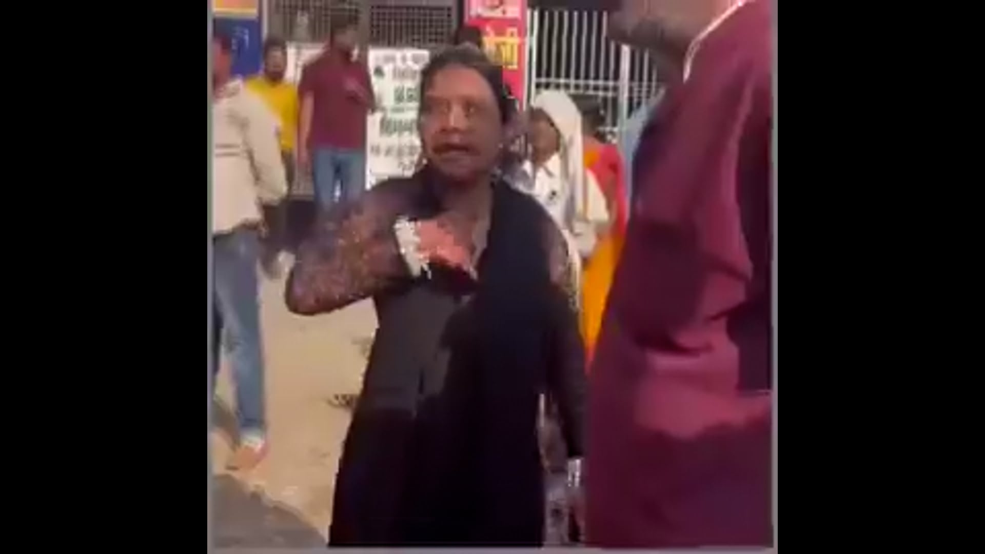 ▶️......मऊ - प्रेम संबंध को लेकर बीच सड़क हाईवोल्टेज ड्रामा देखने को मिला, शादीशुदा महिला पति को छोड़कर युवक के साथ लिव-इन में रह रही थी, युवक ने शादी का वादा किया था लेकिन बाद में महिला को पता चला कि युवक पहले से शादीशुदा है, इस पर महिला ने युवक को पकड़कर सड़क पर हंगामा किया, मौके पर लोगों की भीड़ जुट गई और मामला चर्चा का विषय बना