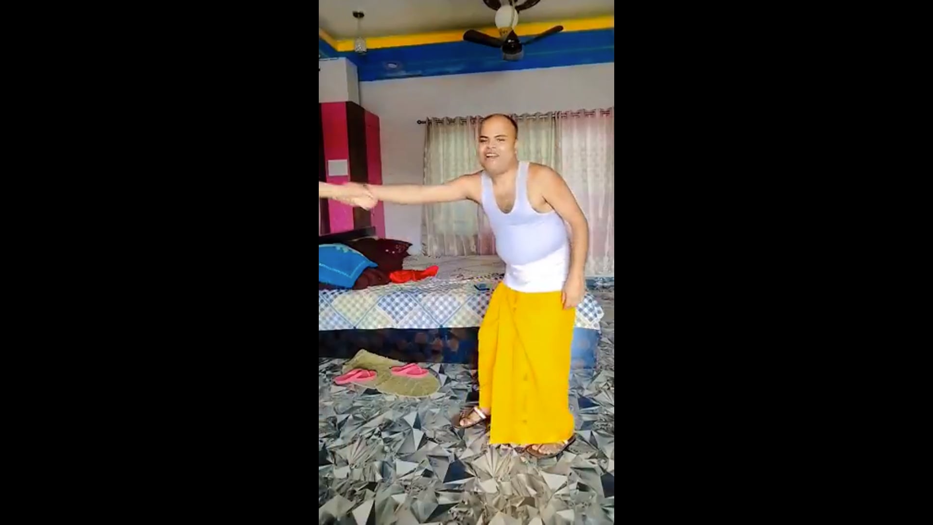 ▶️.....बताया जा रहा है यह एक अध्यापक है, अपने ही विद्यालय की एक छात्रा को प्रेमजाल में फसाकर शादी कर ली। जबकि पहले से शादीशुदा था, इस शादी के लिए पत्नी को भी मना लिया था। छात्रा के घर वाले भी मान गए क्योंकि यह वेतन भोगी था।
अब कभी नई वाली पत्नी के साथ कभी कभी दोनों पत्नियों के साथ कभी पत्नियों और दो बच्चों के साथ, नदी में, सड़कों पर, पहाड़ों पर और घर पर रील बनाता है।