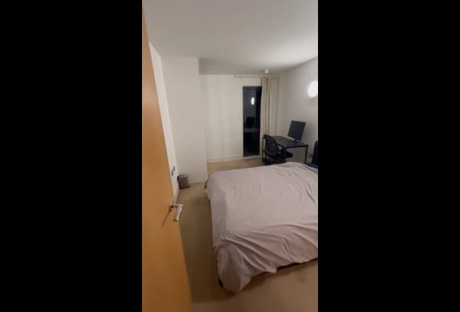 Spacious Double Room w/ Private Bathroom Main Photo