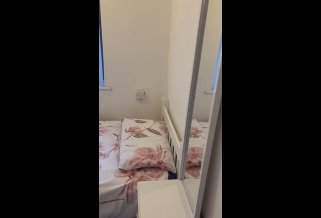 Spacious single room in renovated home  Main Photo