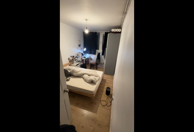 Spacious room in Wandsworth southside center  Main Photo