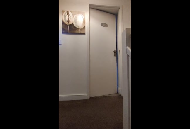 Quiet and Airy rooms in Woking- Bills Included Main Photo