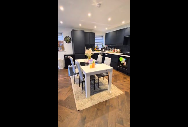 Single room share flat with 2 professionals  Main Photo