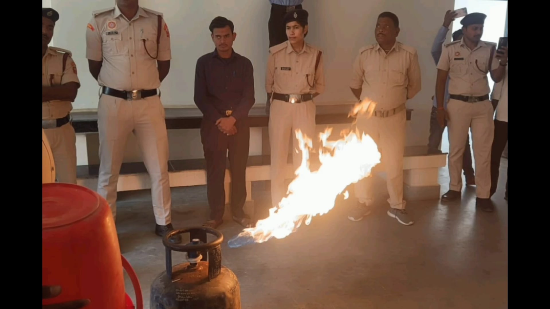 हादसे से पहले तैयारी: प्रशासन ने सिखाया आग से बचाव का मंत्र