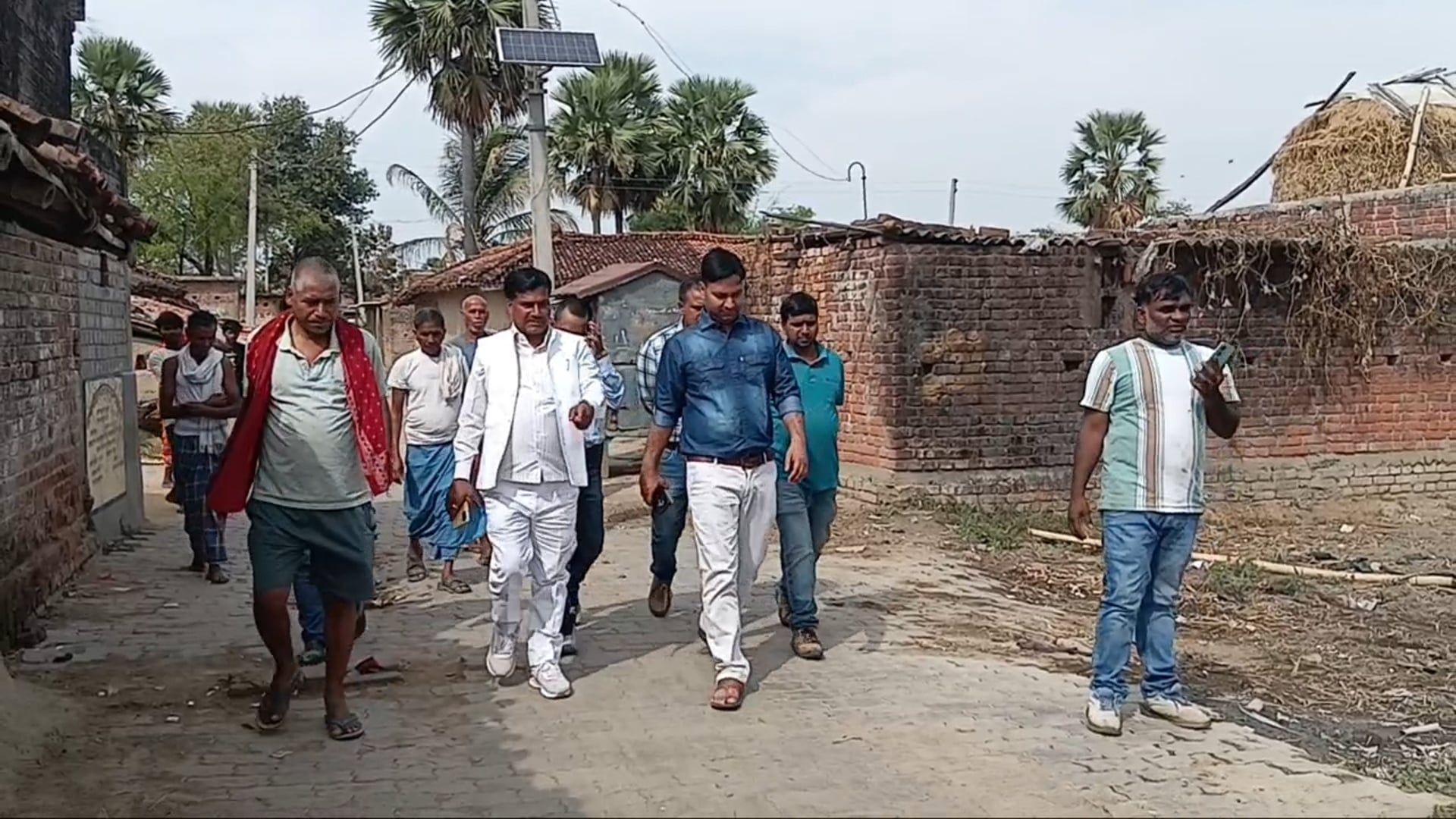 वीडियो व पीएचडी की टीम ने मोहनपुर गांव का किया दौरा दो दिनों में पेयजल आपूर्ति बहाल होने का आश्वासन