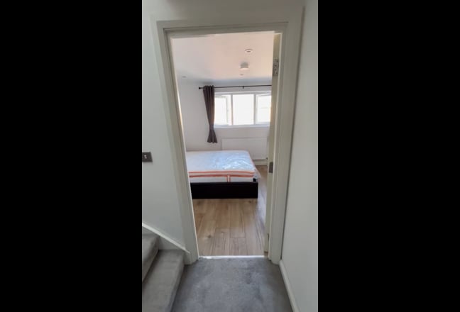 Furnished double room - 10mins from e&c undergroun Main Photo
