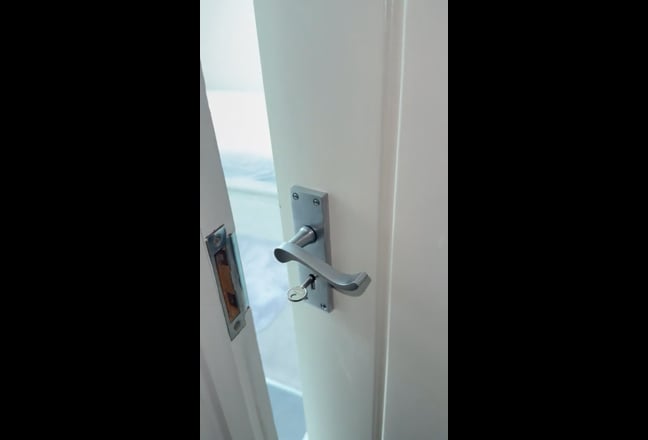 Double en-suite private loft with bills included Main Photo