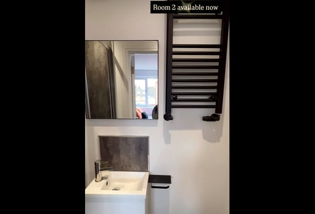 Luxury ensuite bedroom in a modern house share Main Photo