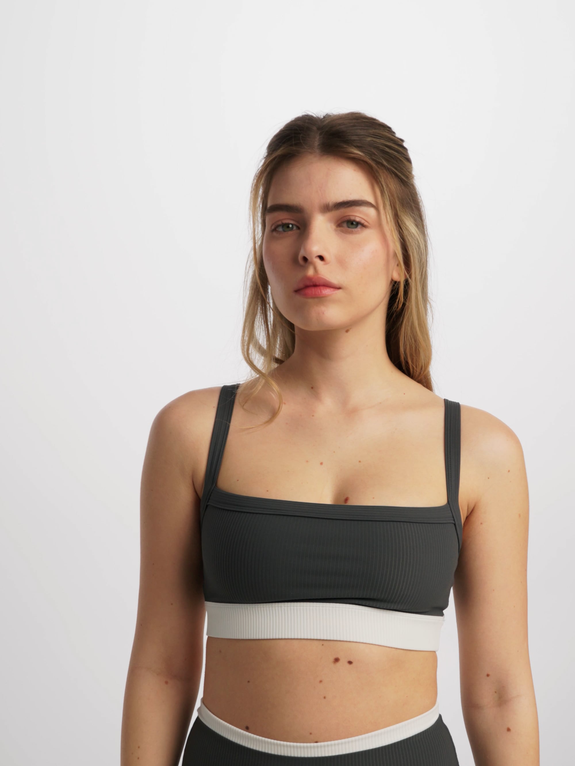 חזיית ספורט מחשוף ישר מבד ilios ריב