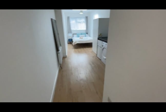 Refurbished Large double studio | Bills Included  Main Photo