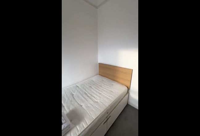 Room in hilltown Main Photo