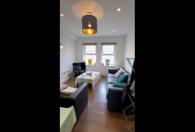 Bright double room in spacious flat Main Photo