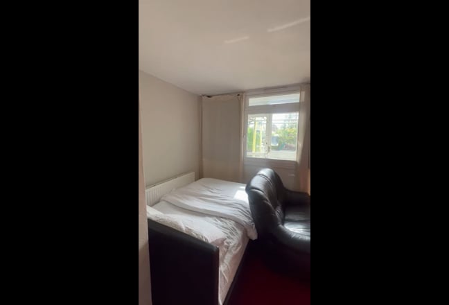 Spacious double room with private garden Main Photo