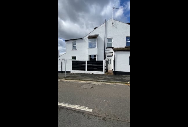 Beautiful  Ensuite  / Kitchenette DBL- Town Cente  Main Photo