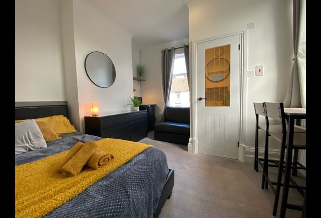 Beautiful  Ensuite  / Kitchenette DBL- Town Cente  Main Photo