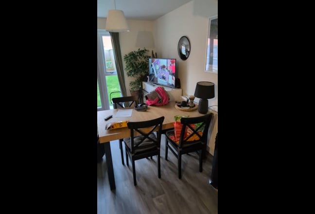 Bright, Clean Double Room in friendly home  Main Photo