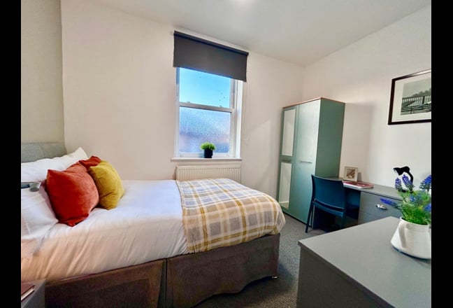 Bright, Modern Ensuite for Single Professional Main Photo