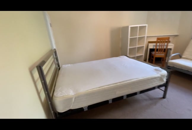 Self contained TOP floor flat in Chiswick, W4 Main Photo