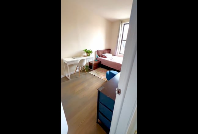 Near Columbia/City College Xtra large room Main Photo