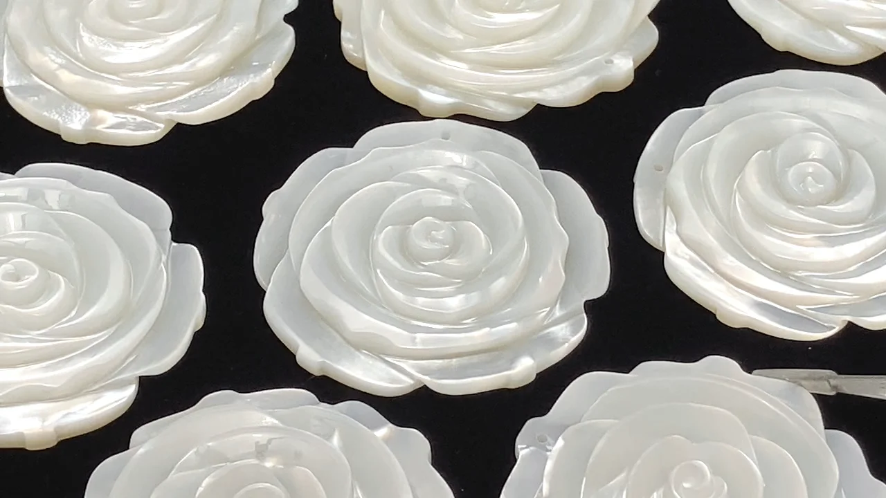 パールホワイト ※バラ売りあり ホワイトシェル（白蝶貝） 薔薇 40mm 1枚｜天然石ビーズの卸問屋・通販