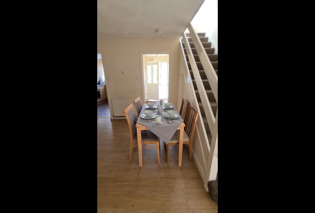 Spacious 5-Bedroom 2-Baths Student Property 26-27 Main Photo